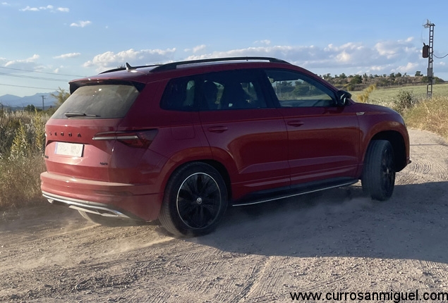 Gracias a su sistema 4x4, podrás aventurarte con seguridad y agilidad fuera del asfalto. 