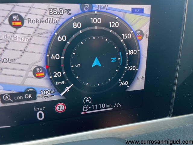 Gracias a su buen motor ,peso y aerodinámica, su autonomía a depósito lleno superará siempre los 1.000 kms. Y se carga en dos minutos. En una manguera de diesel. 