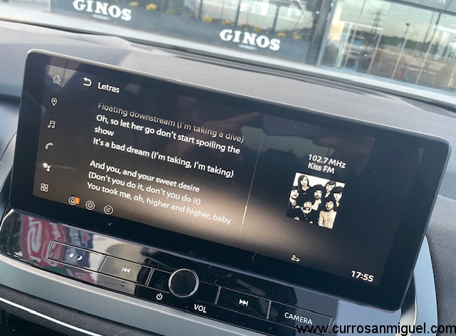 Este detalle me encanta: la pantalla te ofrece la letra de la canción que suena en la radio. Aunque, reconozco que un poco peligroso puede llegar a ser también.  